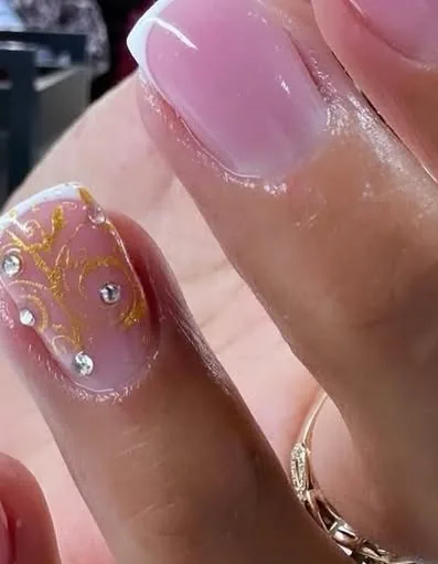 Розовый миндаль, золотая фольга и стразы — Sadia Nails