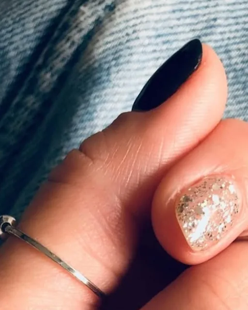 Тёмное плотное покрытие с глиттер-акцентом — Sadia Nails