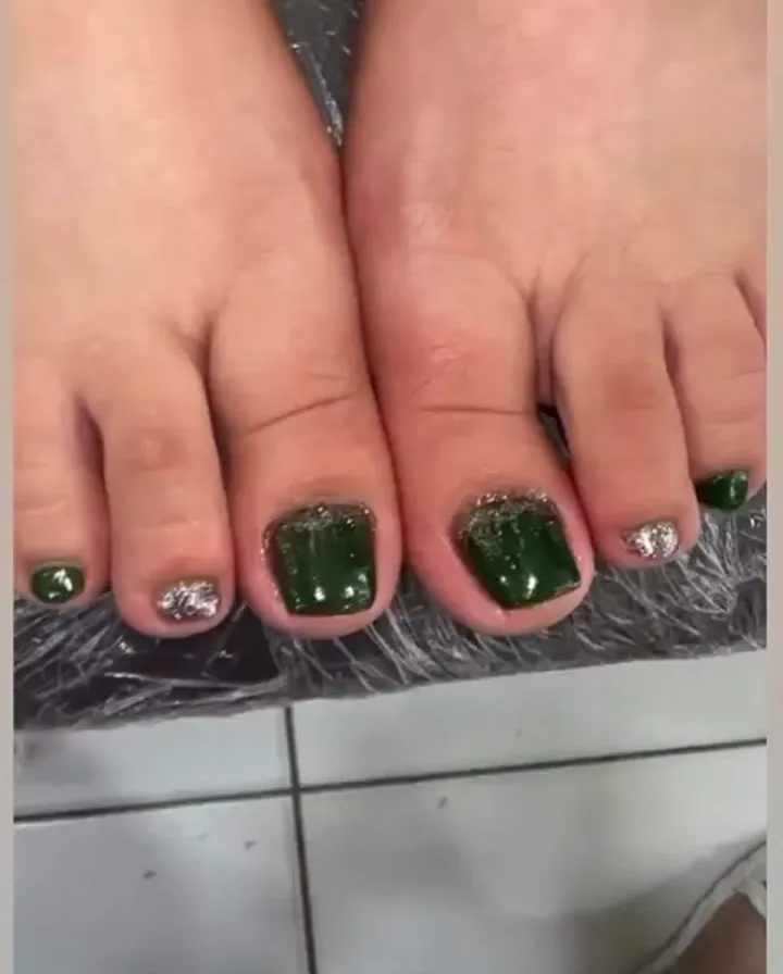 Педикюр: тёмно-зелёный со стразами — Sadia Nails