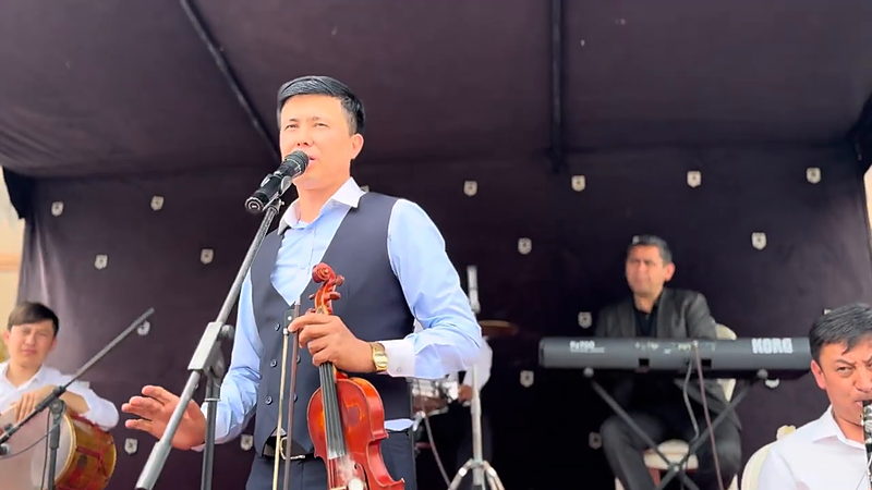 San'atbek Farmonov со скрипкой и живым составом на сцене — дойра и клавиши